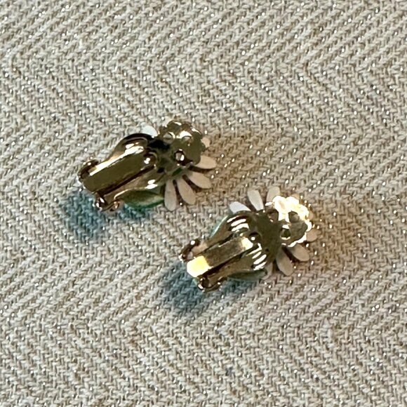 Vintage Daisy Clip-On Earrings Retro Floral Design Yellow & White Enamel Metal - Picture 3 of 11